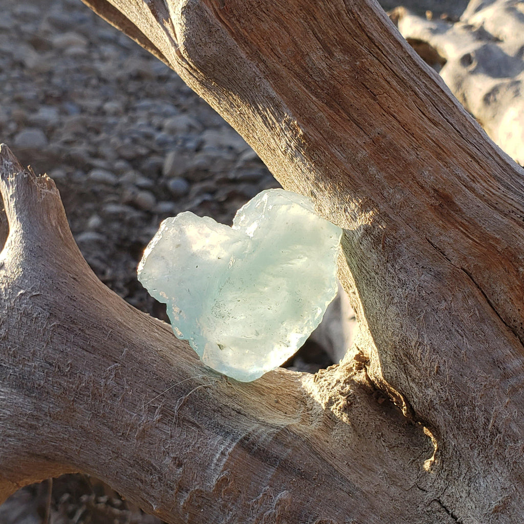 Raw Aquamarine Heart - CRYSTAL LIGHT ELEMENTS 